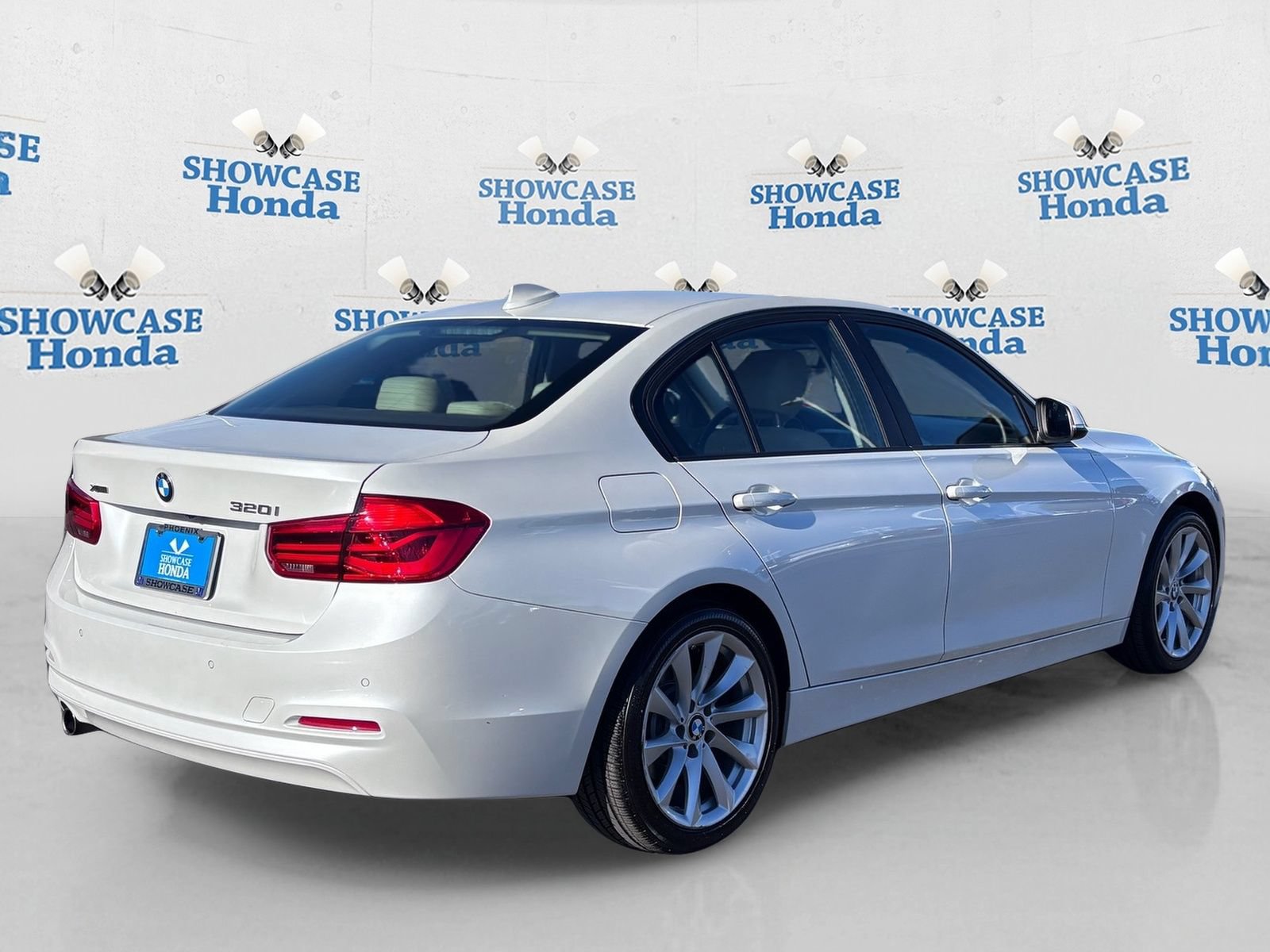 Used 2018 BMW 320i xDrive Sedan AWD/4WD image 8