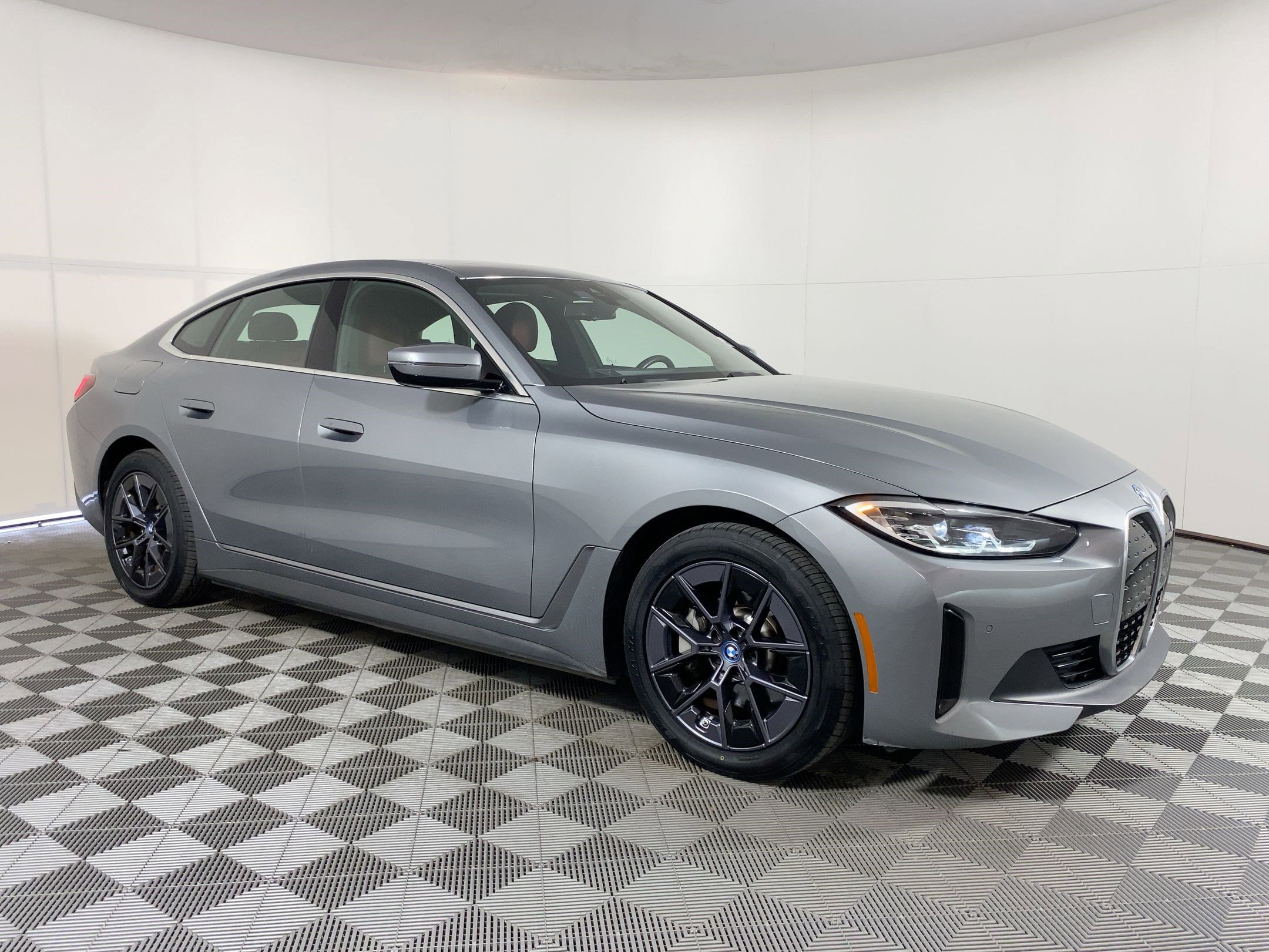 Used 2023 BMW 530i w/ Executive Package image 6