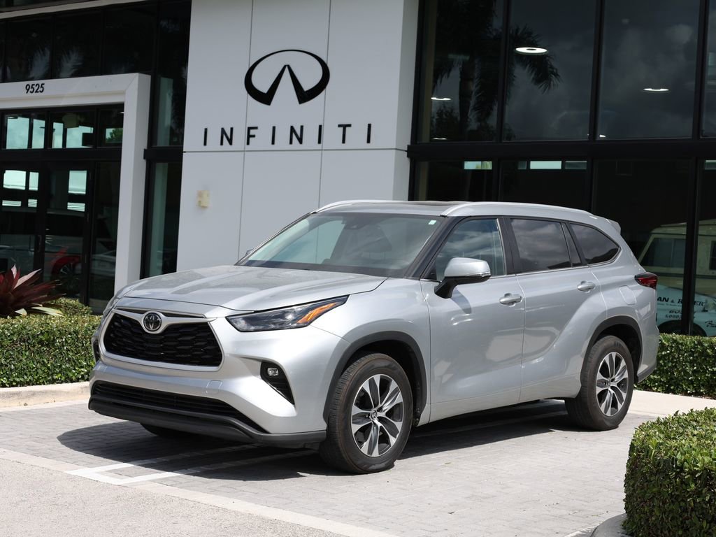 Used 2023 Toyota Highlander XLE FWD video 1