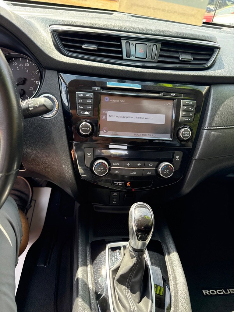 Used 2017 Nissan Rogue SV w/ SV Premium Package image 17