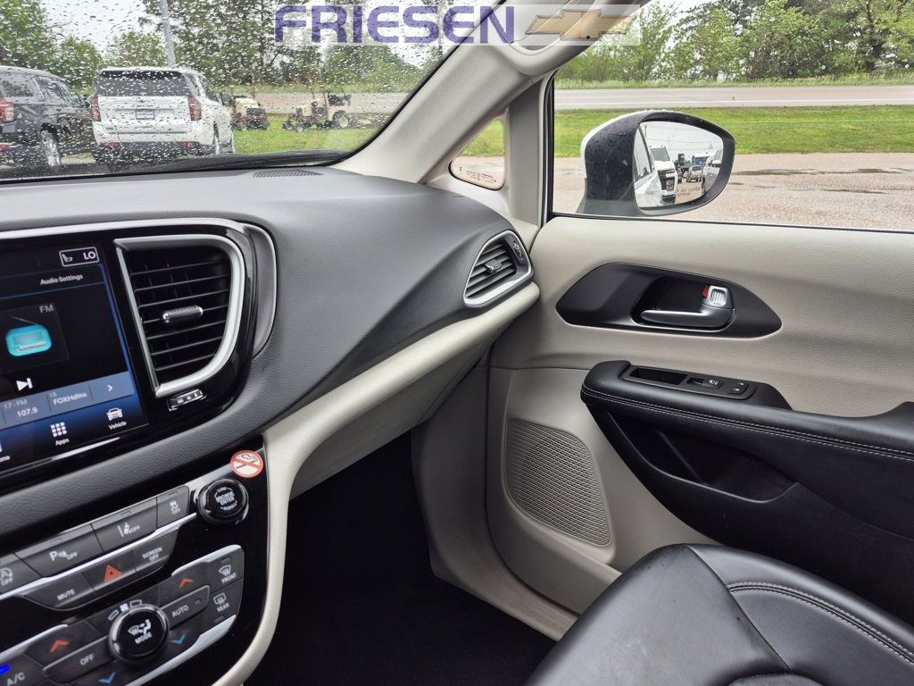 Used 2023 Chrysler Pacifica Touring-L image 22