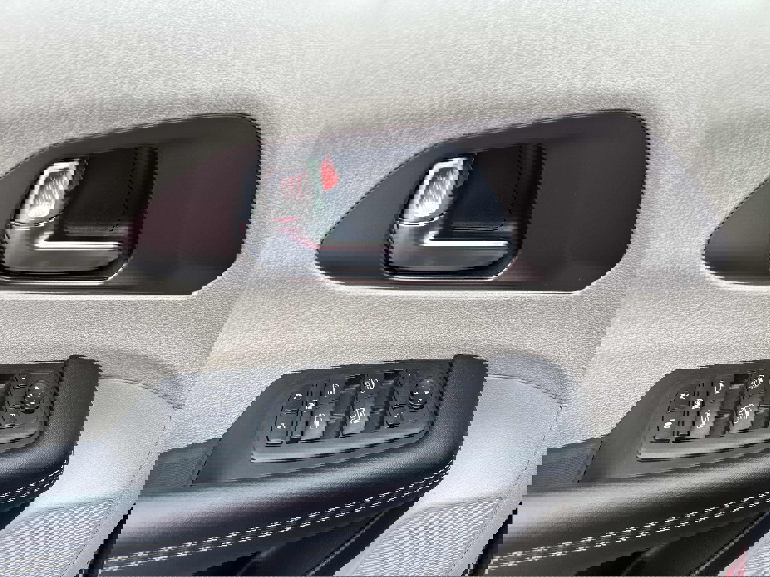 Used 2023 Chrysler Voyager LX FWD image 6