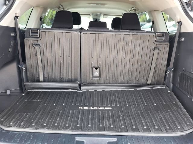 Used 2022 Toyota Highlander LE AWD/4WD image 29