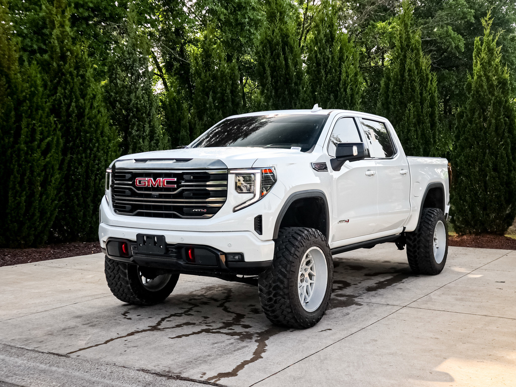 Used 2023 GMC Sierra 1500 AT4 w/ Technology Package AWD/4WD image 5