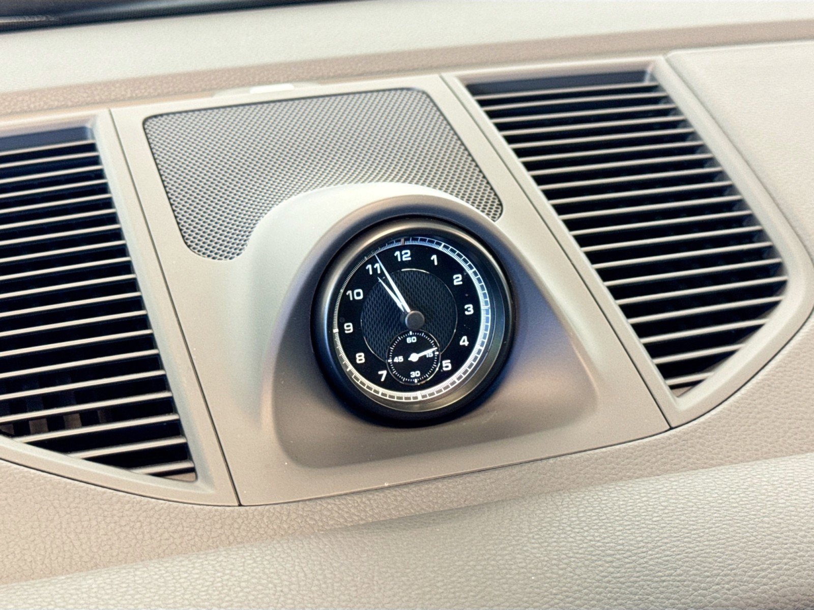 Certified 2025 Porsche Macan image 28