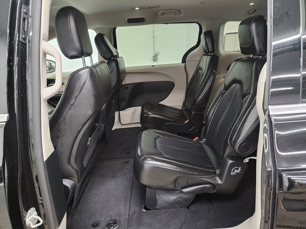 Used 2024 Chrysler Pacifica Touring-L image 22