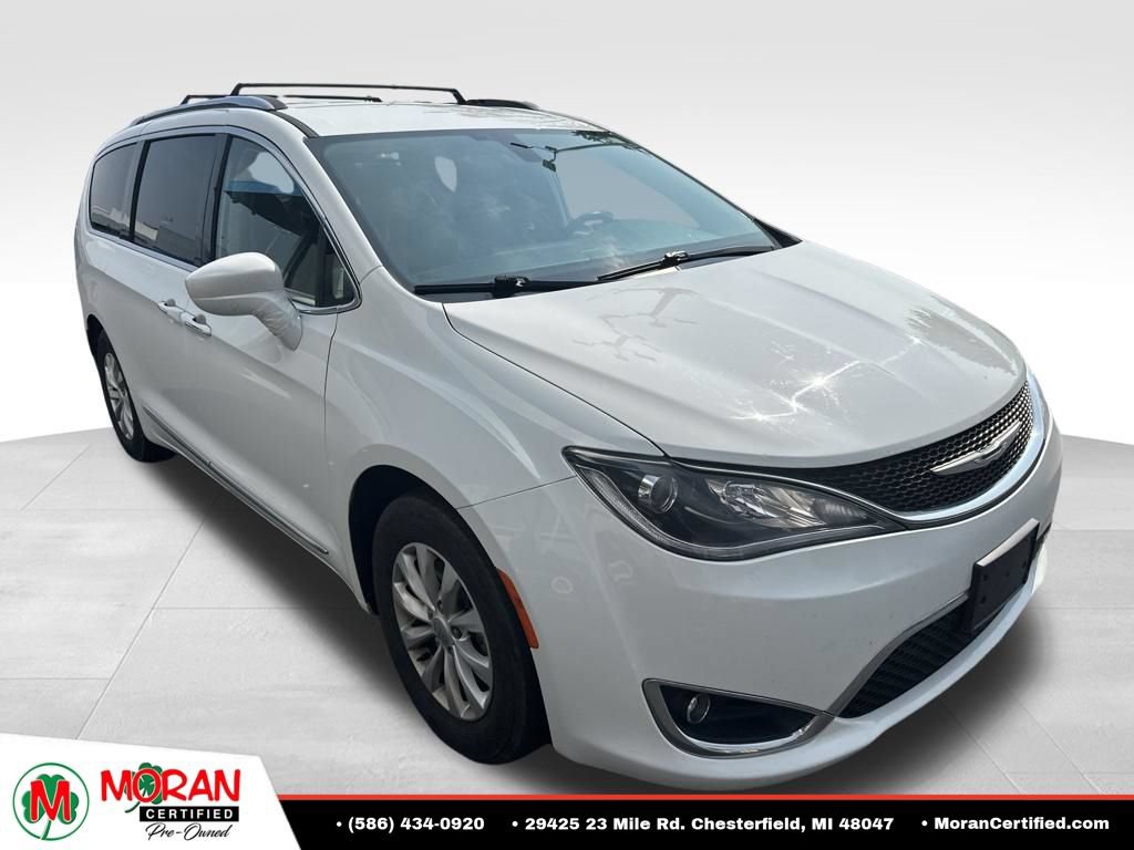 Used 2018 Chrysler Pacifica Touring-L FWD image 2
