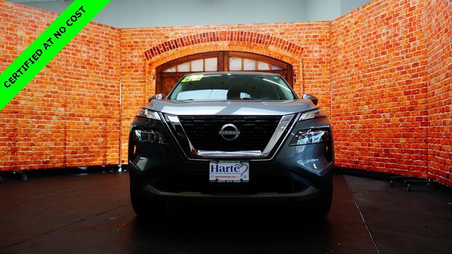 Used 2022 Nissan Rogue SV image 2