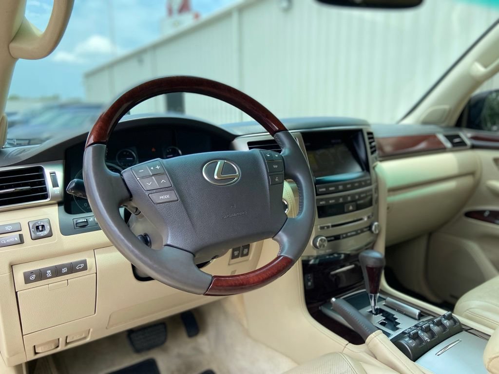 Used 2013 Lexus LX 570 4WD w/ Luxury Pkg image 14