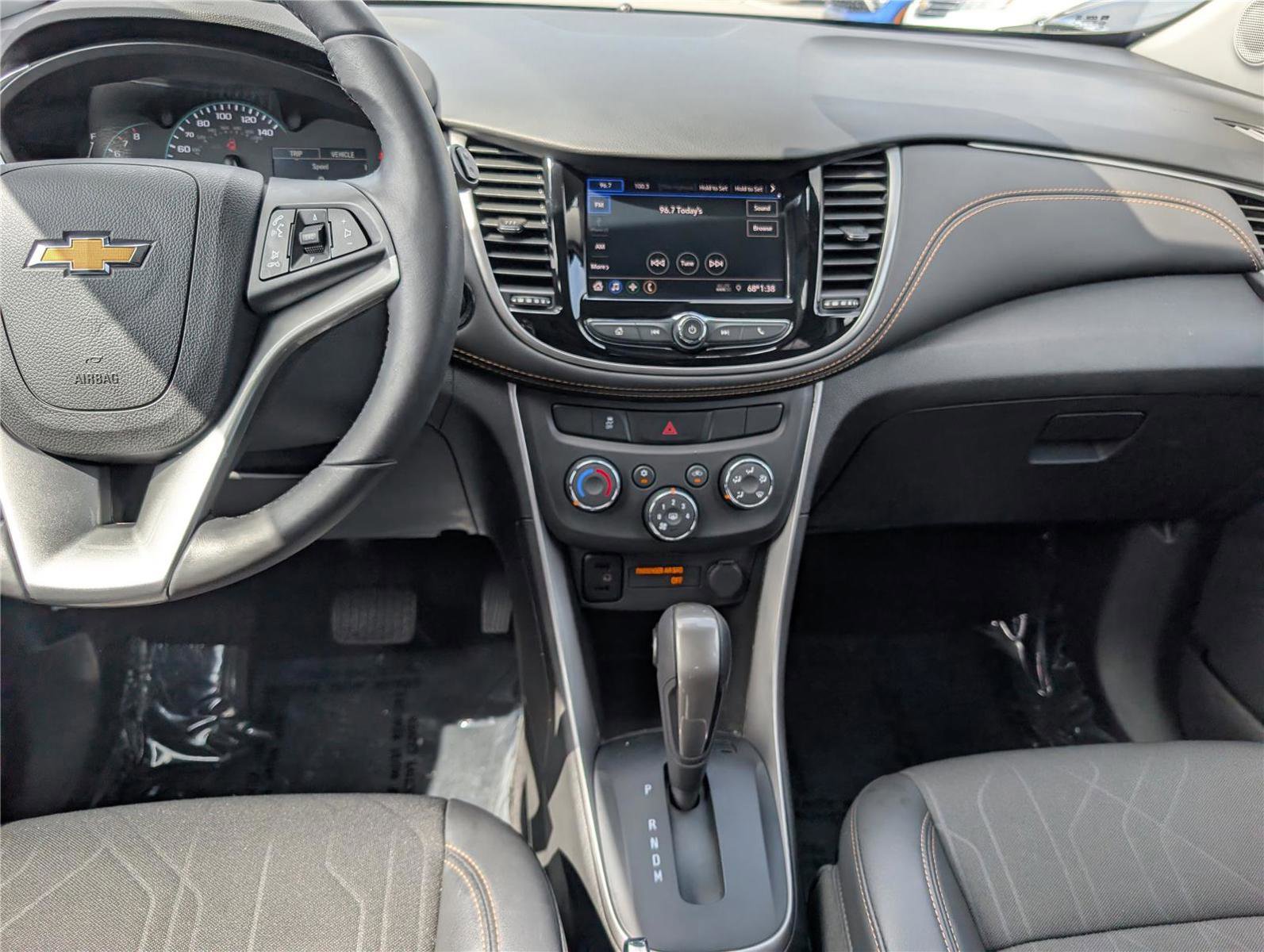 Used 2022 Chevrolet Trax LT w/ LT Convenience Package image 17