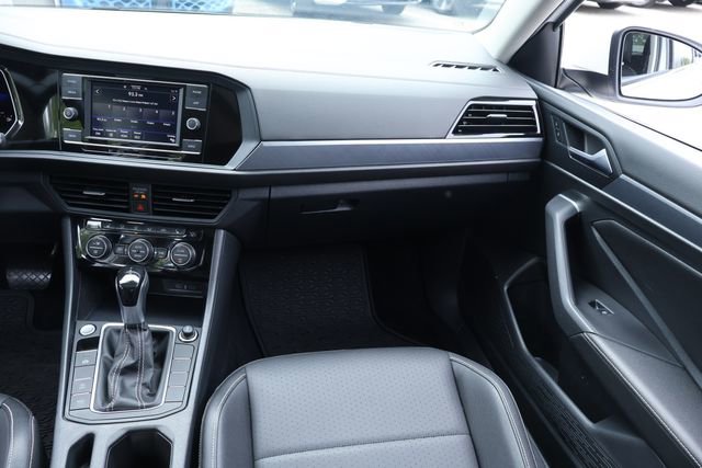 Certified 2022 Volkswagen Jetta SE w/ Panoramic Sunroof Package image 18