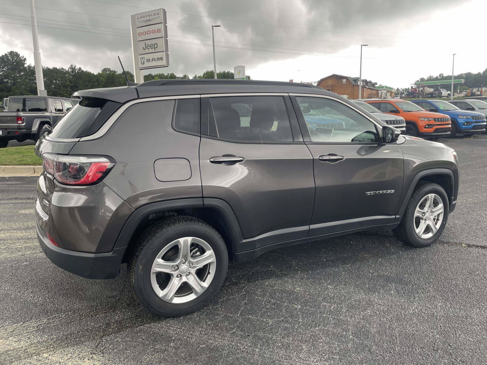 Used 2024 Jeep Compass Latitude AWD/4WD image 16