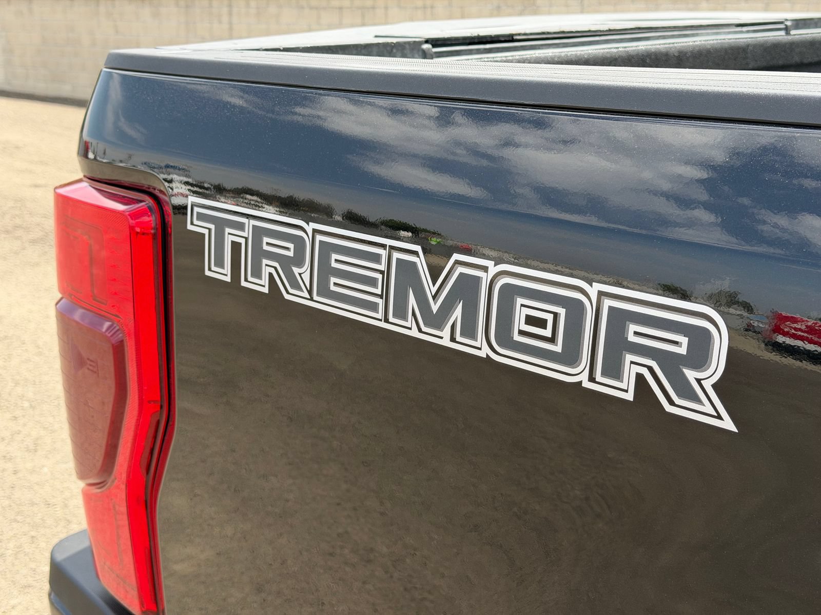 Used 2022 Ford F350 Lariat w/ Tremor Off-Road Package AWD/4WD image 6