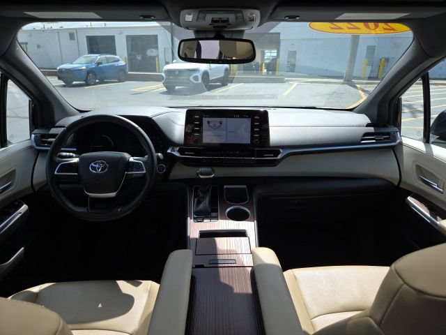 Used 2022 Toyota Sienna XLE FWD image 25
