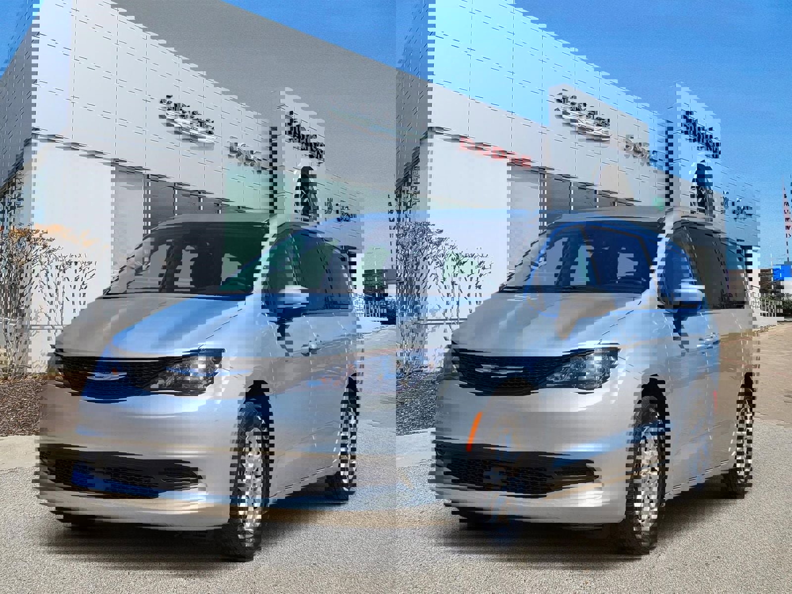 Used 2023 Chrysler Voyager LX image 2