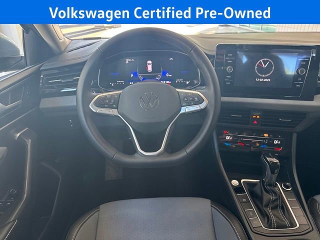 Certified 2025 Volkswagen Jetta SE w/ Sunroof Package image 17