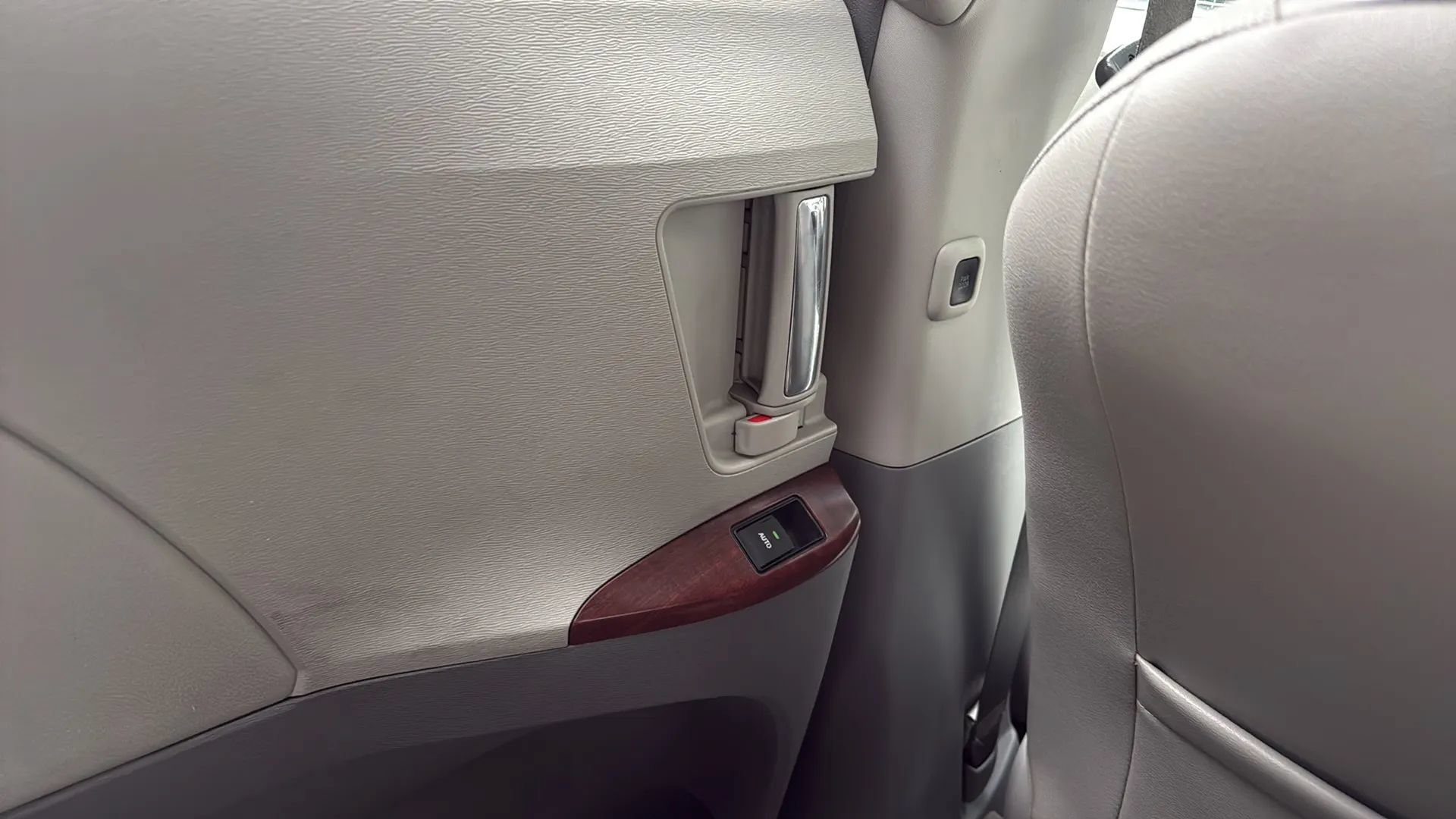 Used 2013 Toyota Sienna XLE FWD image 36