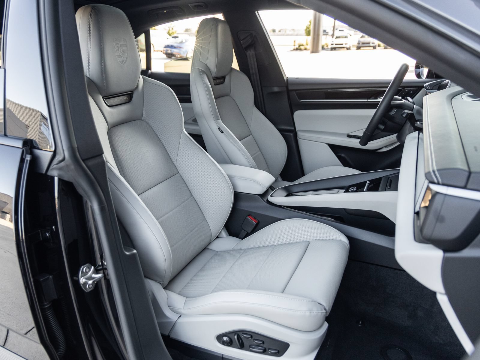 Used 2025 Porsche Macan 4 Electric AWD/4WD image 45
