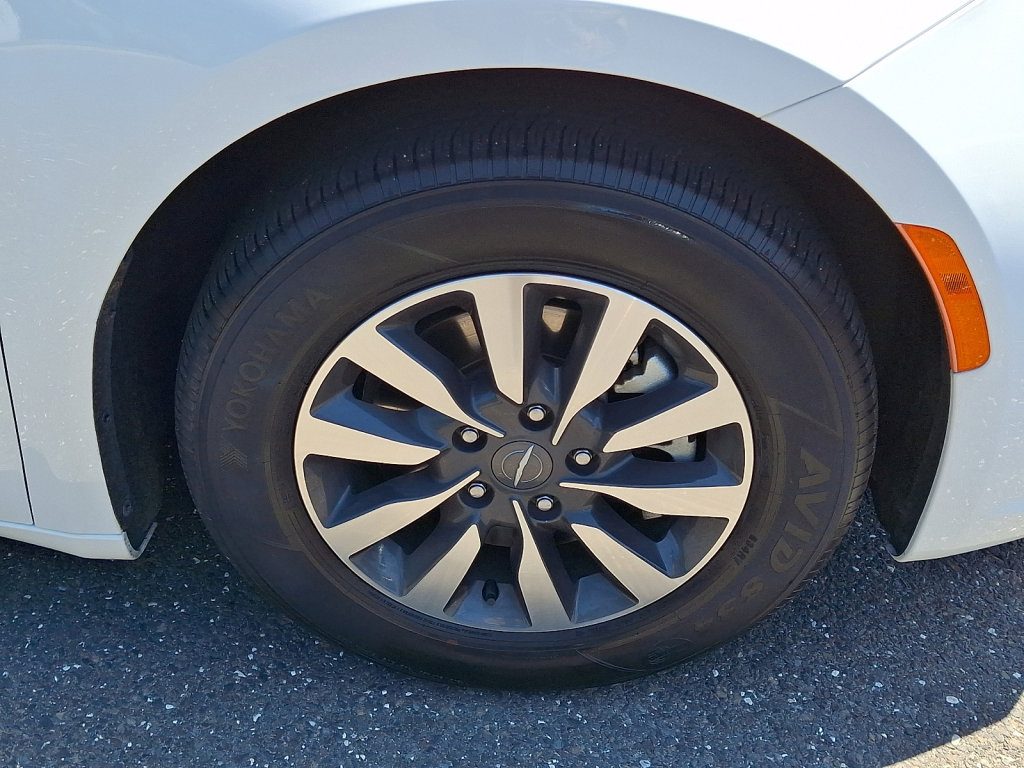 Used 2024 Chrysler Pacifica Limited FWD image 9