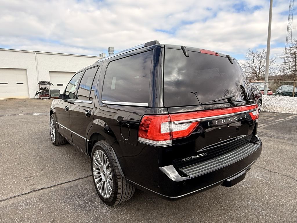 Used 2017 Lincoln Navigator Select image 3
