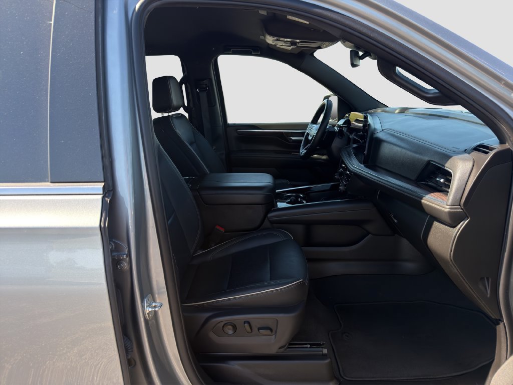 Used 2025 Chevrolet Tahoe Premier AWD/4WD image 27