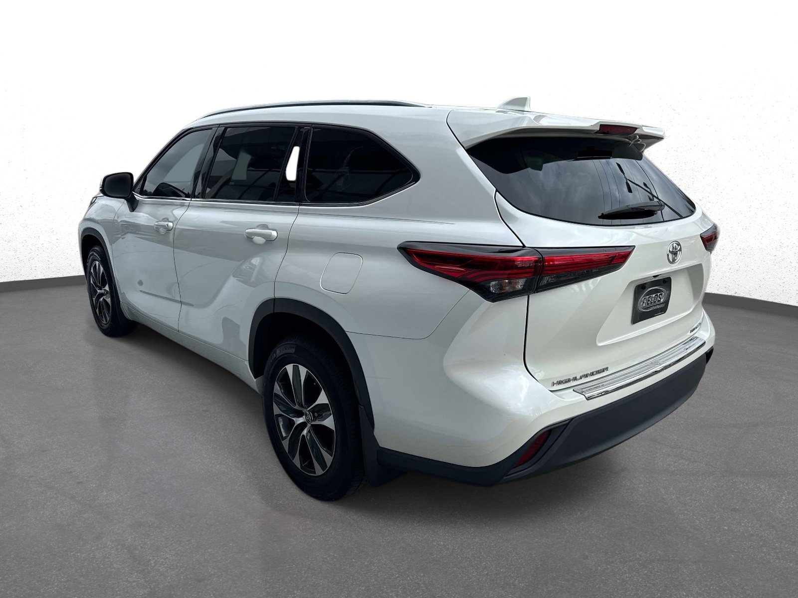 Used 2021 Toyota Highlander XLE AWD/4WD image 5