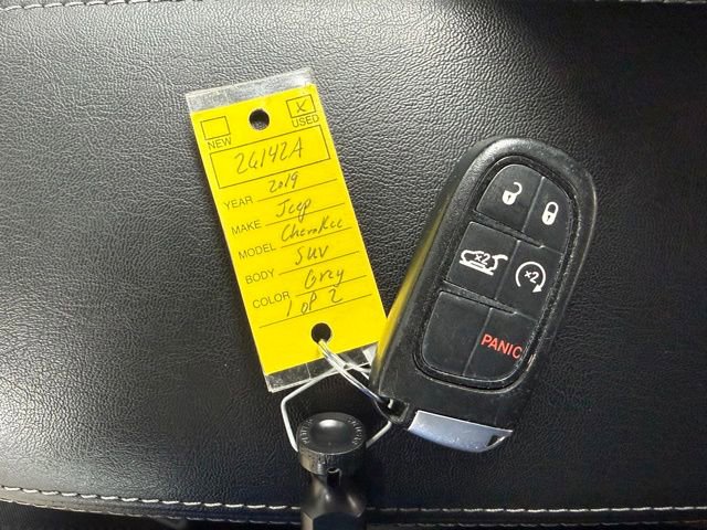 Used 2019 Jeep Cherokee Overland AWD/4WD image 38