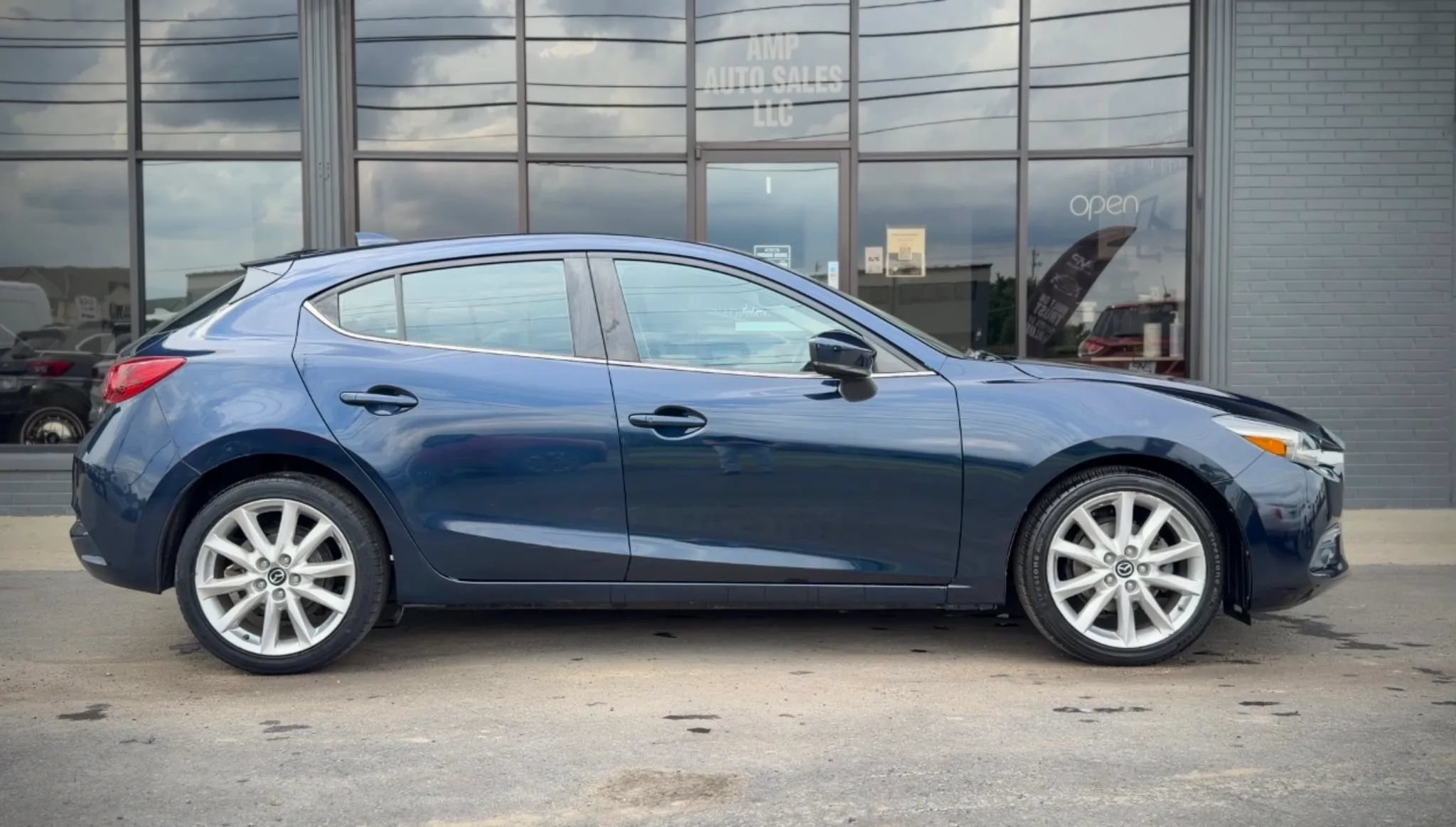 Used 2017 MAZDA MAZDA3 Grand Touring w/ Premium Equipment Package FWD image 2