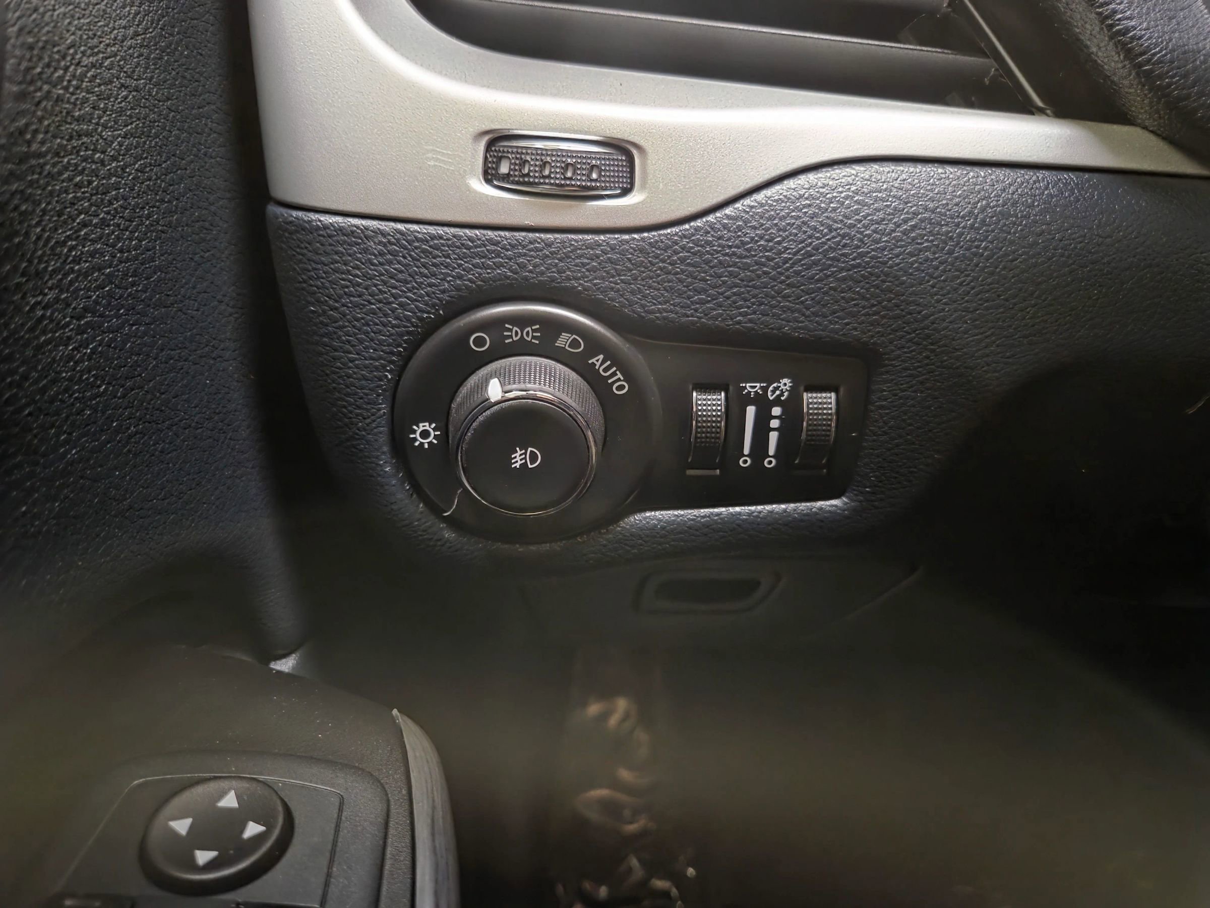 Used 2014 Jeep Cherokee Limited image 23