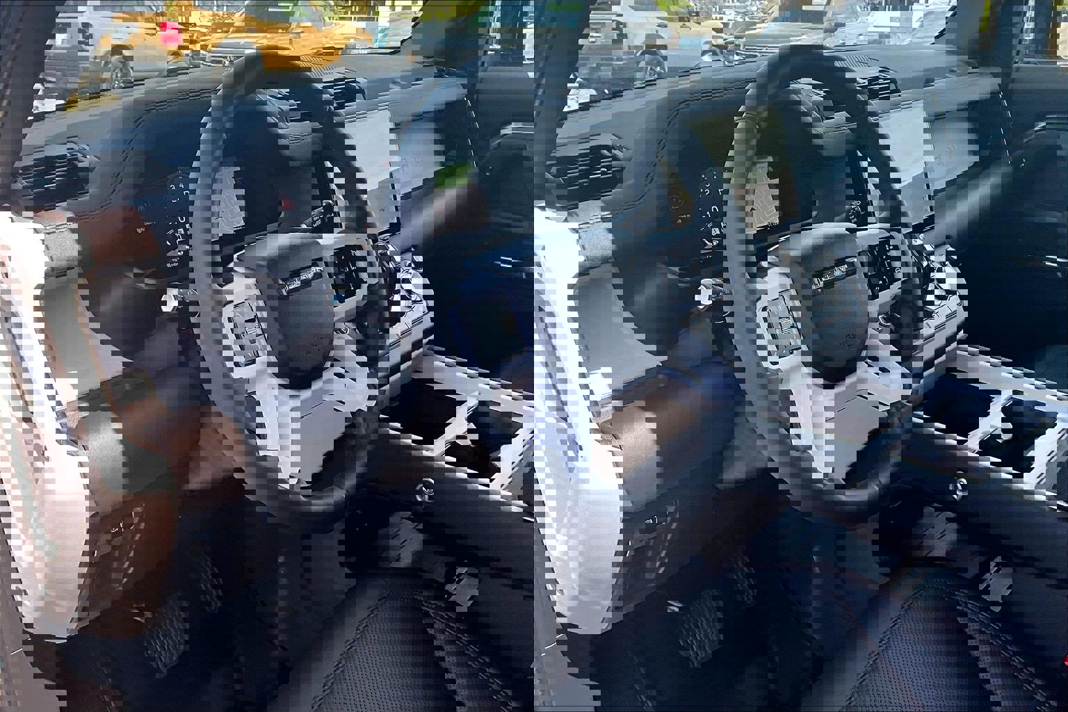 Used 2025 Land Rover Defender 110 S image 12