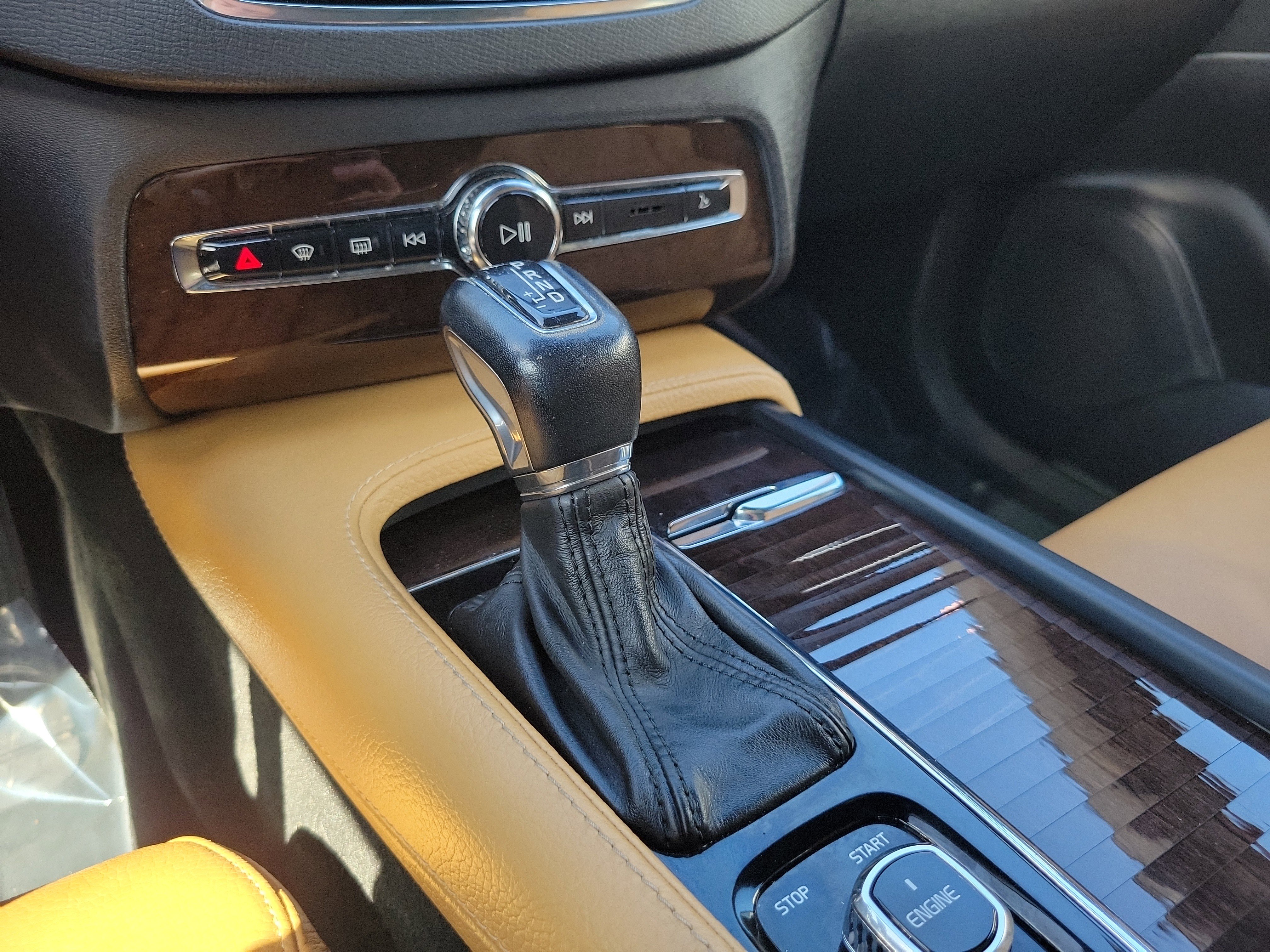 Used 2016 Volvo XC90 T6 Momentum w/ Momentum Plus Package image 22