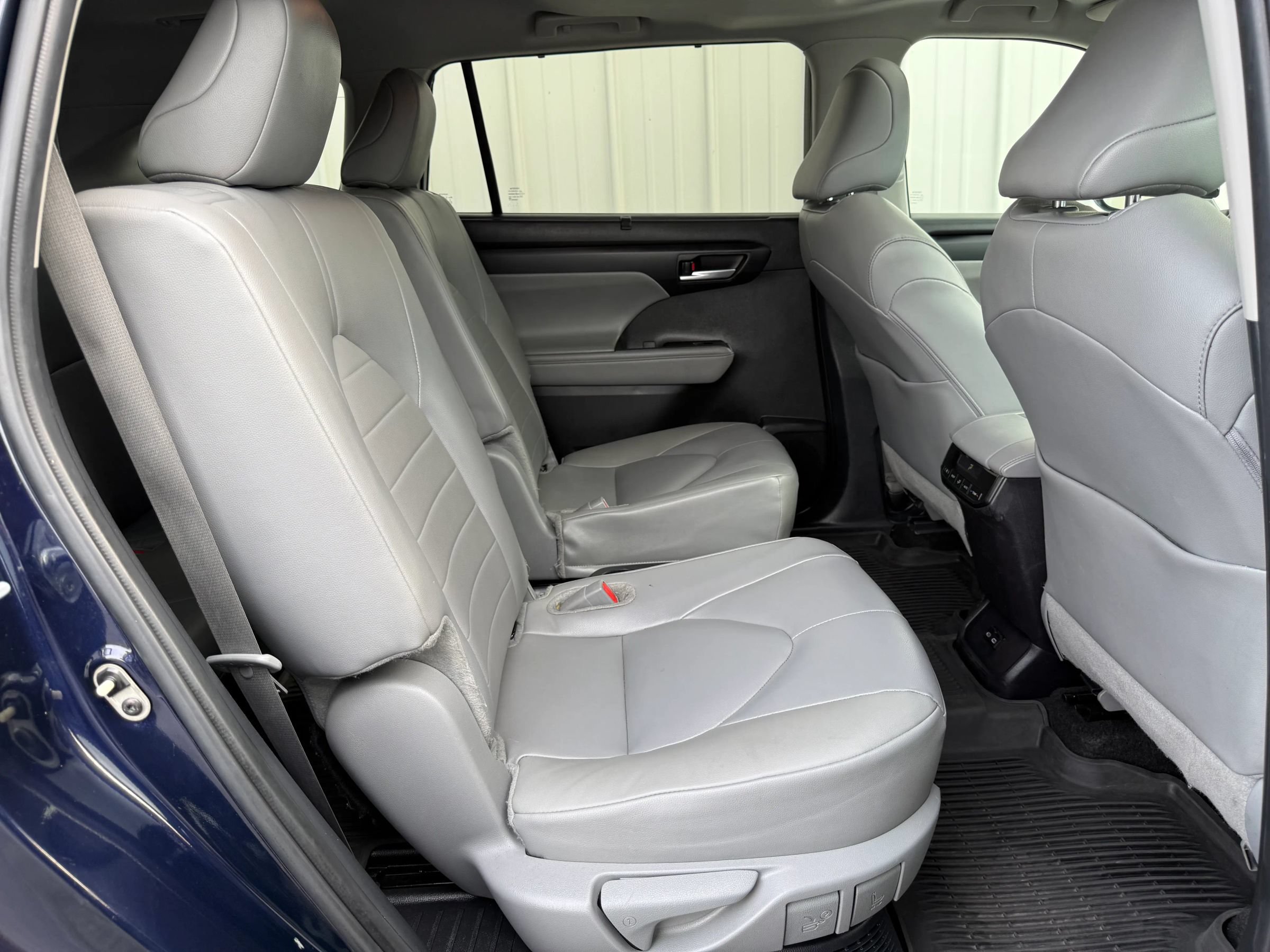 Used 2025 Toyota Highlander XLE AWD/4WD image 36