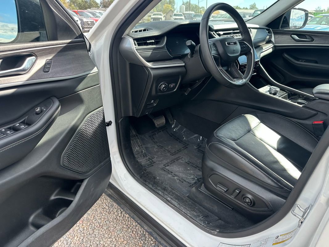 Used 2023 Jeep Grand Cherokee Limited w/ Black Appearance Package image 36