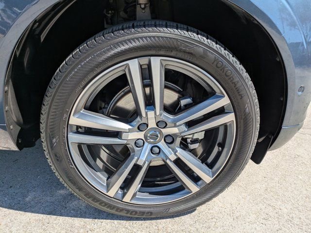 Used 2019 Volvo XC60 T5 Momentum w/ Multimedia Package image 11