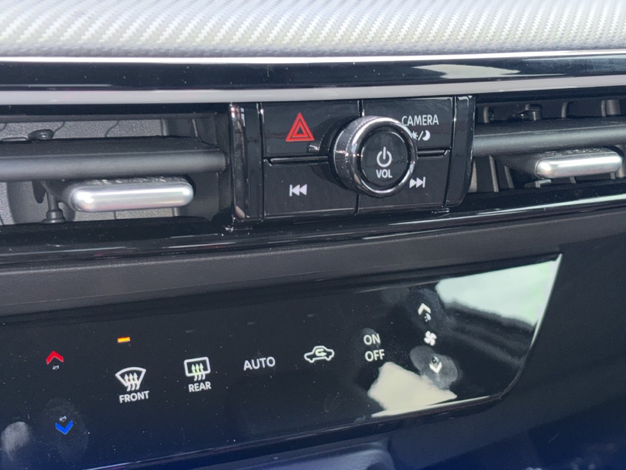 Used 2025 Nissan Kicks SR AWD/4WD image 5