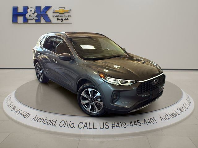 Used 2025 Ford Escape Platinum image 2