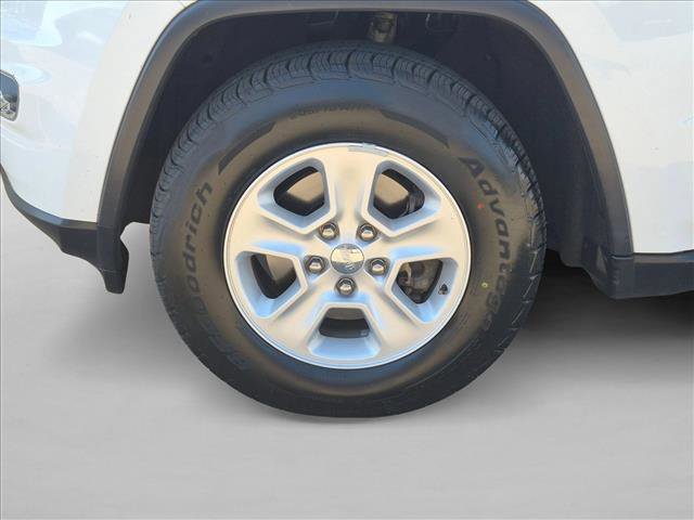 Used 2017 Jeep Grand Cherokee Laredo AWD/4WD image 9