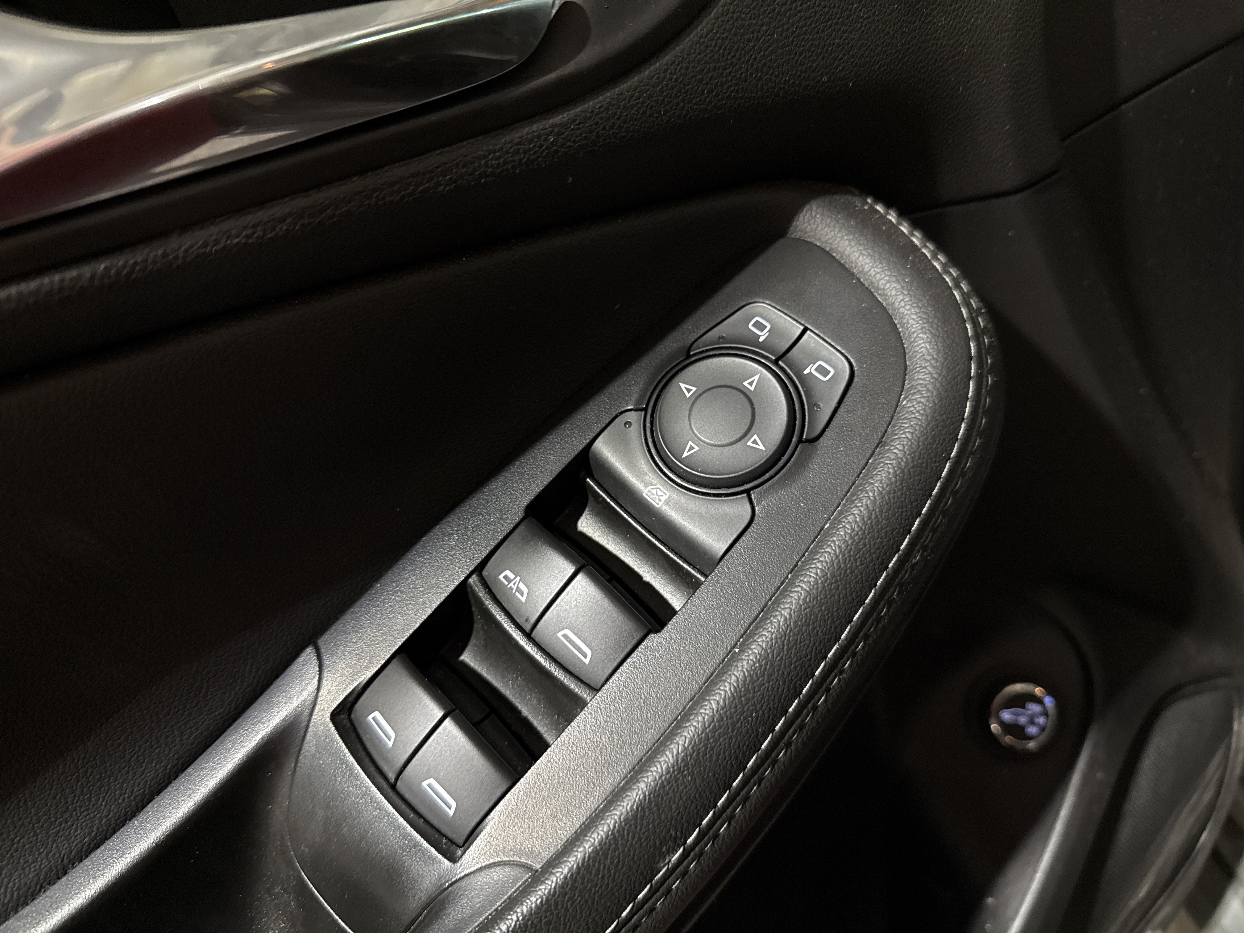 Used 2023 Buick Encore GX Select w/ Sport Touring Package FWD image 12