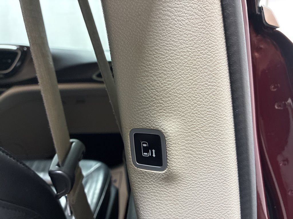 Used 2017 Chrysler Pacifica Touring-L w/ Tire & Wheel Group FWD image 28