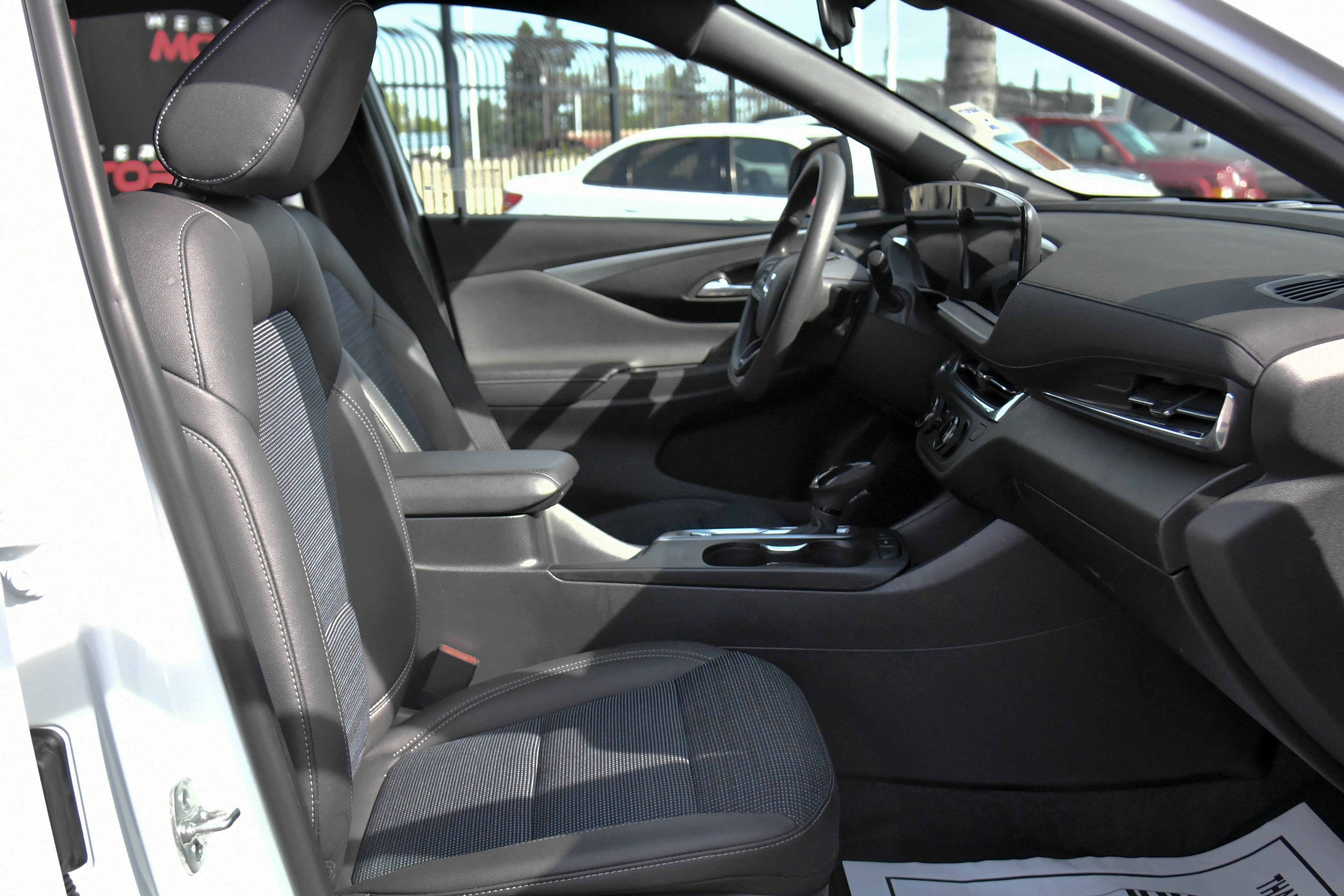 Used 2025 Buick Envista Preferred image 45