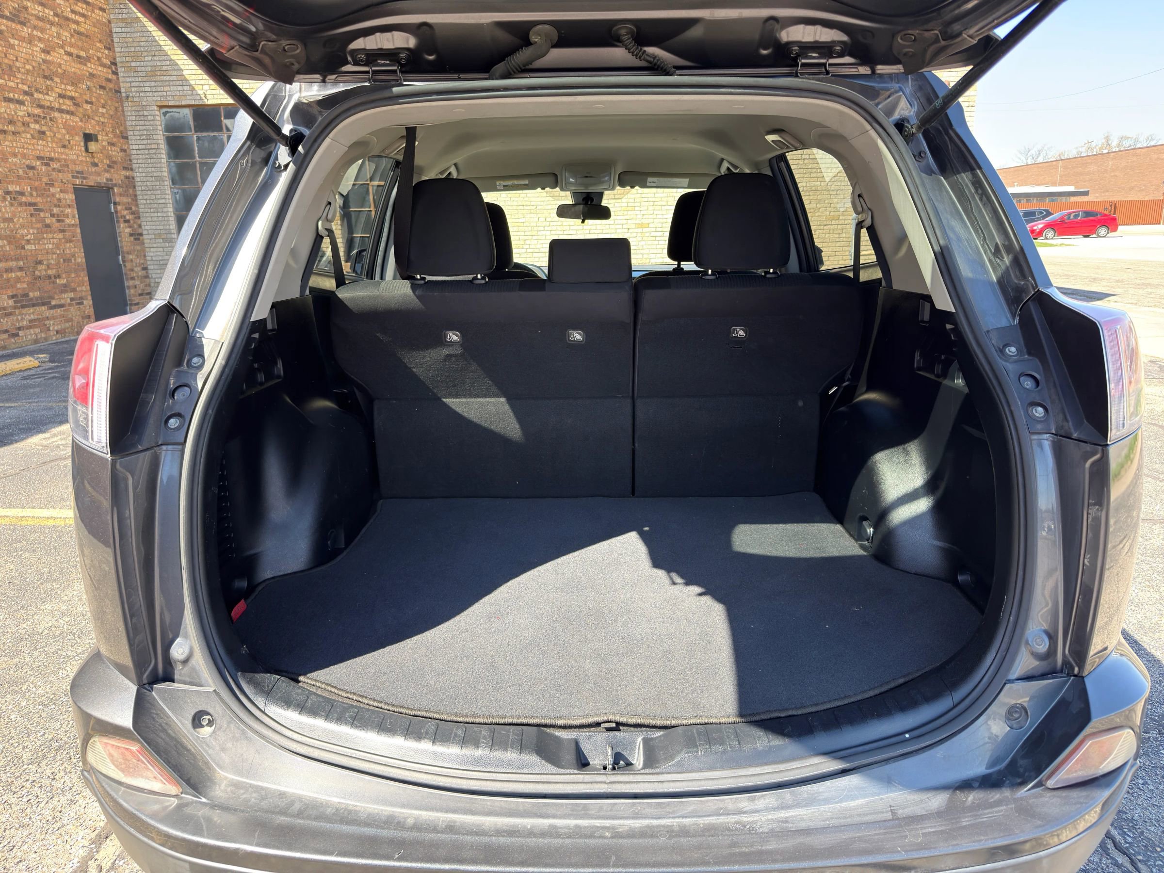 Used 2018 Toyota RAV4 LE image 8