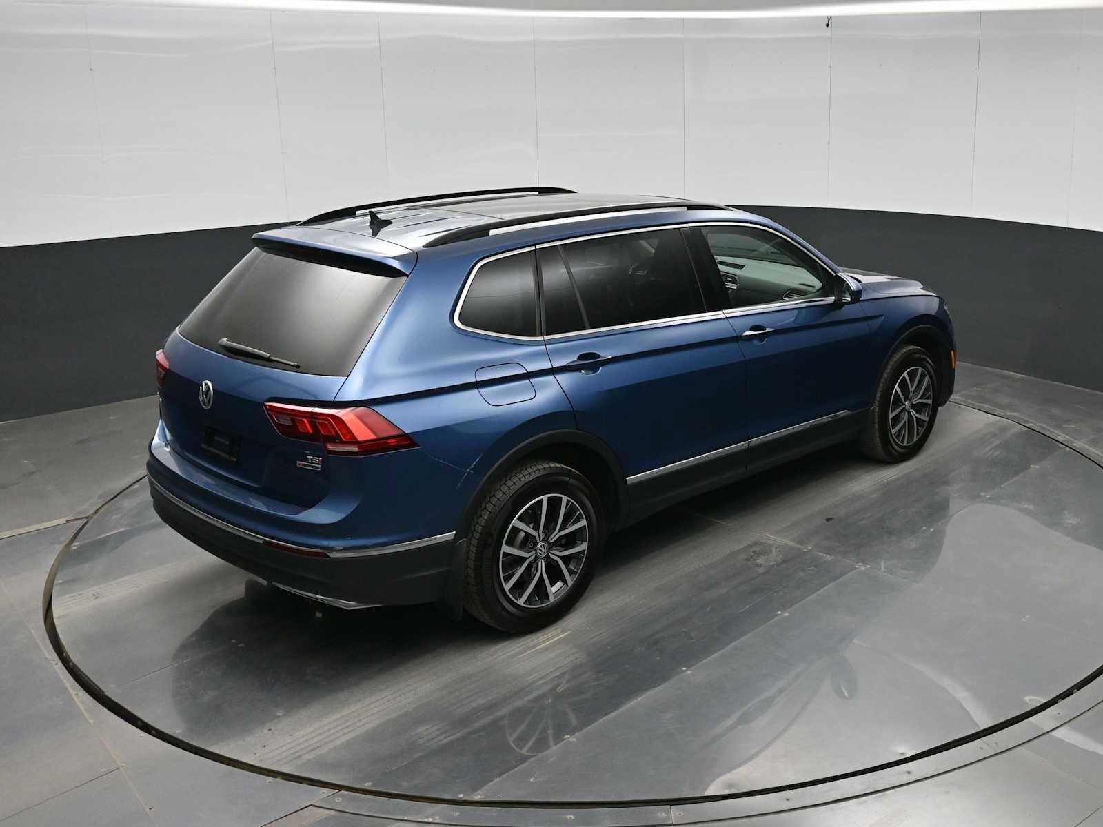 Used 2018 Volkswagen Tiguan SE AWD/4WD image 29