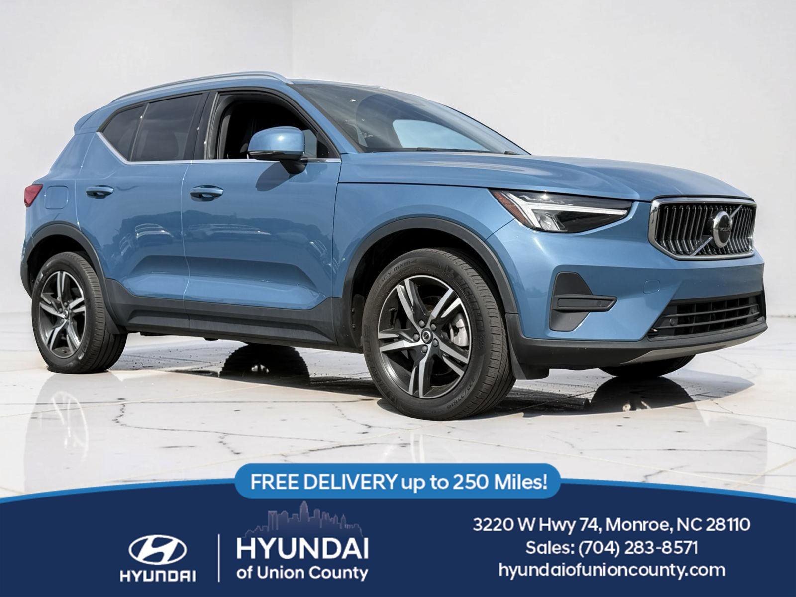 Used 2024 Volvo XC40 B5 Core image 1