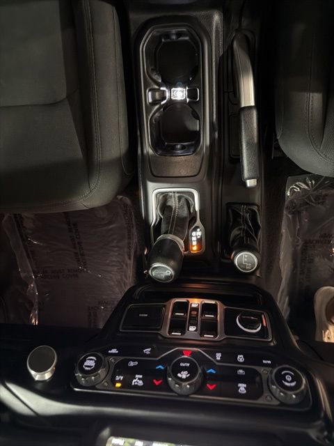 Used 2018 Jeep Wrangler Unlimited Sahara w/ Uconnect 4C Nav & Sound Group image 17