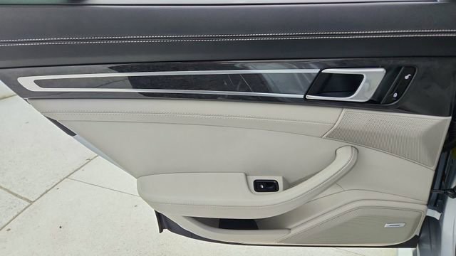 Used 2018 Porsche Panamera 4S image 31