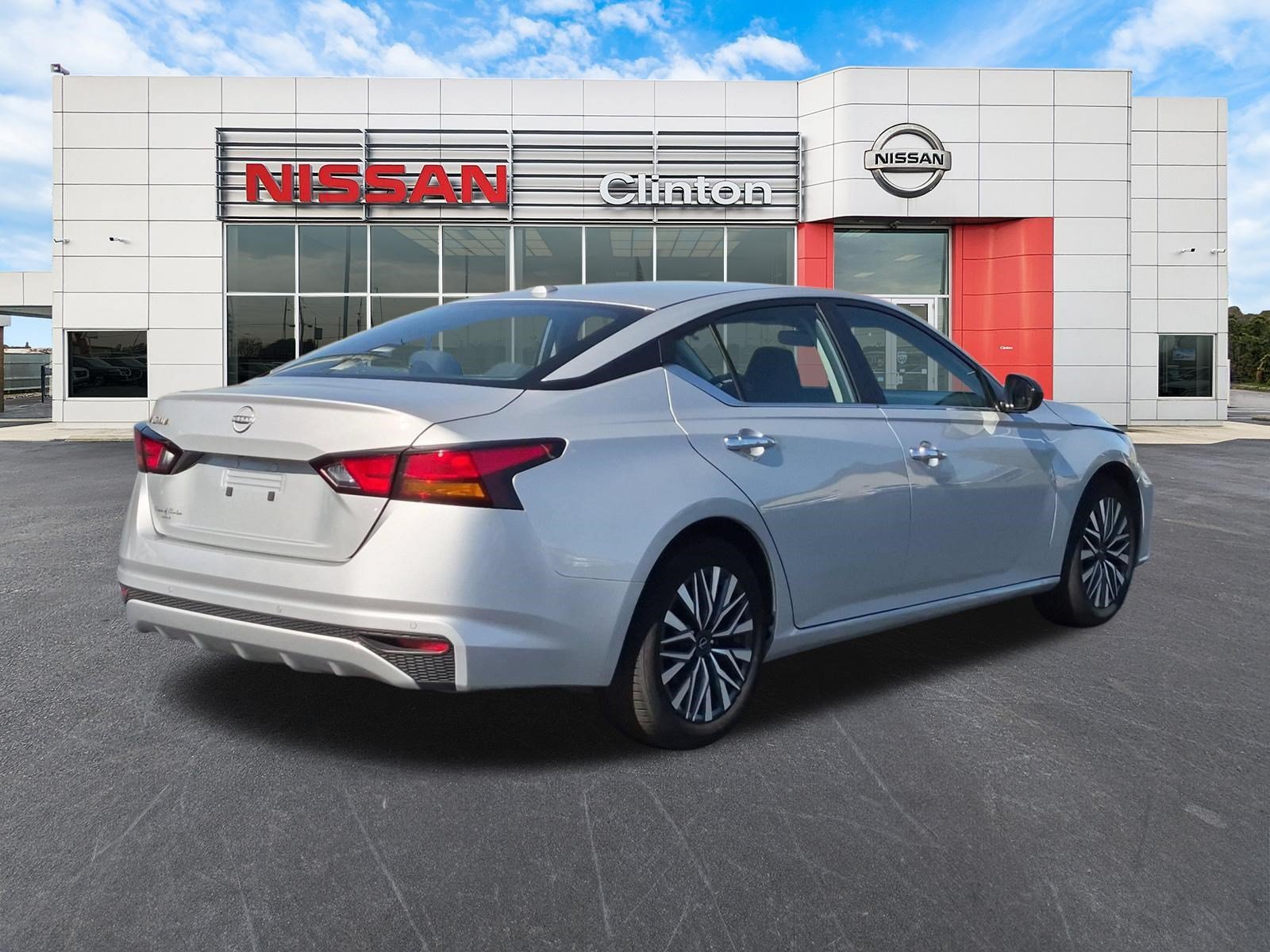 Used 2025 Nissan Altima 2.5 SV FWD image 3