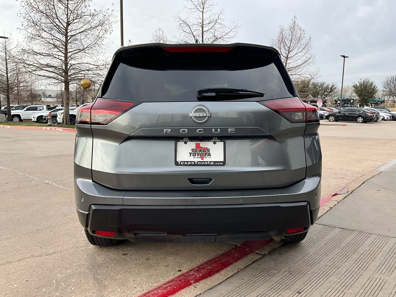 Used 2025 Nissan Rogue SV image 7