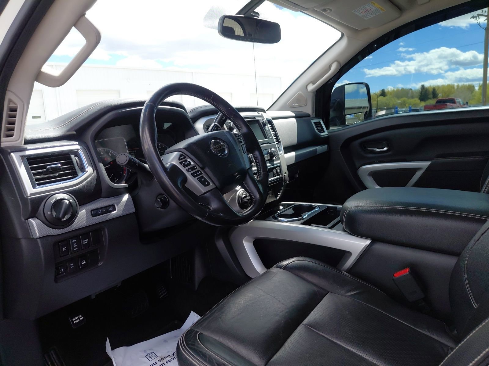 Used 2019 Nissan Titan PRO-4X image 25