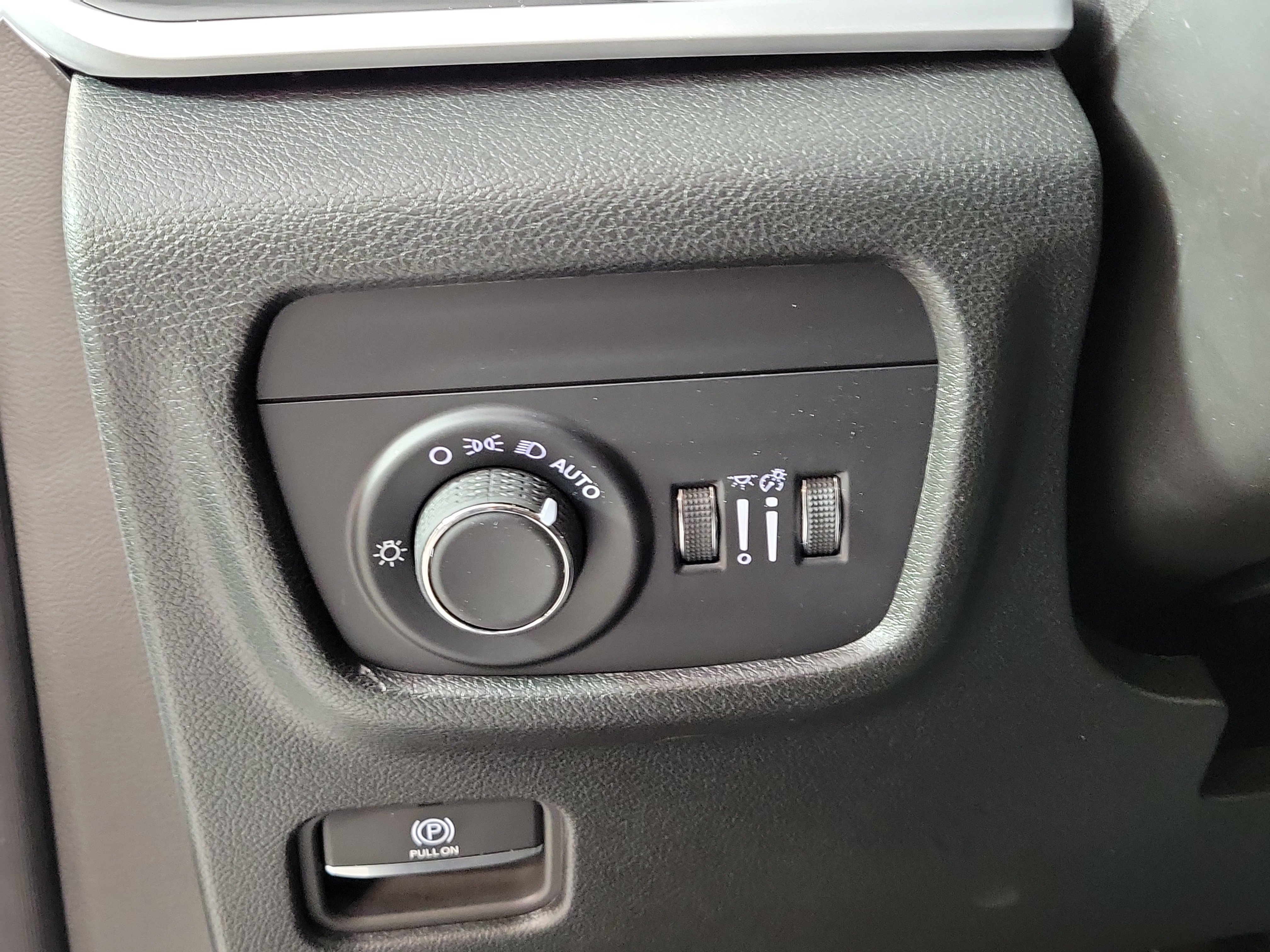 Used 2025 Jeep Grand Cherokee Laredo X RWD image 13
