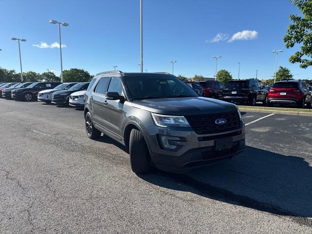 Used 2017 Ford Explorer XLT w/ Equipment Group 202A AWD/4WD image 13